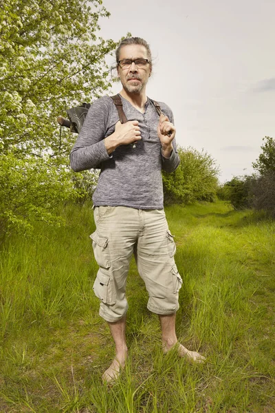 Reifer Mann Sommerlicher Wildnis Unterwegs Und Genießt Freiheit — Stockfoto