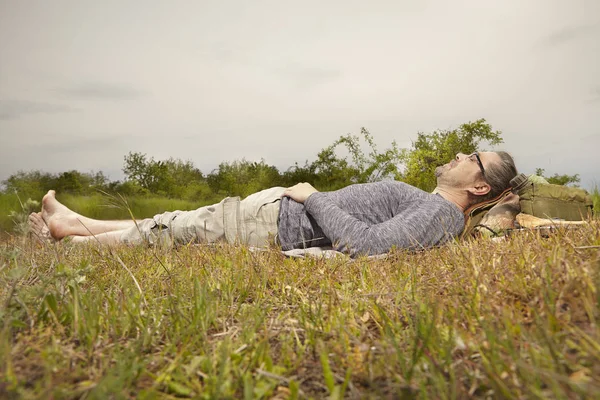 Mature Man Trip Summer Wilderness Relaxing Meadow — Stock Photo, Image