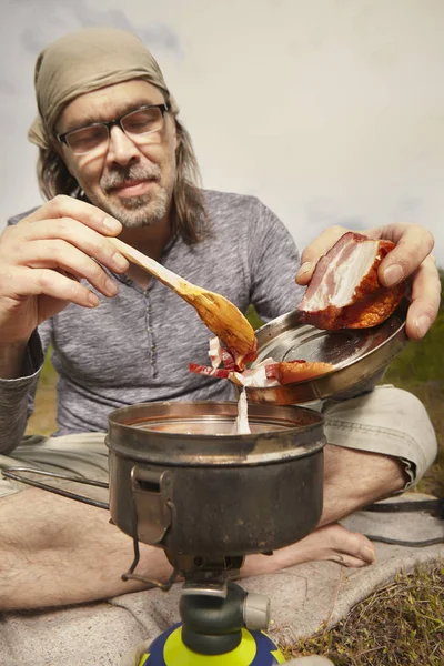 Mature Man Trip Summer Wilderness Preparing Food — Stock Photo, Image