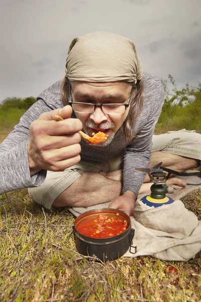 Зрілий Чоловік Під Час Подорожі Літній Пустелі Готує Їжу — стокове фото