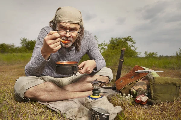 Hombre Maduro Viaje Verano Salvaje Preparando Comida —  Fotos de Stock