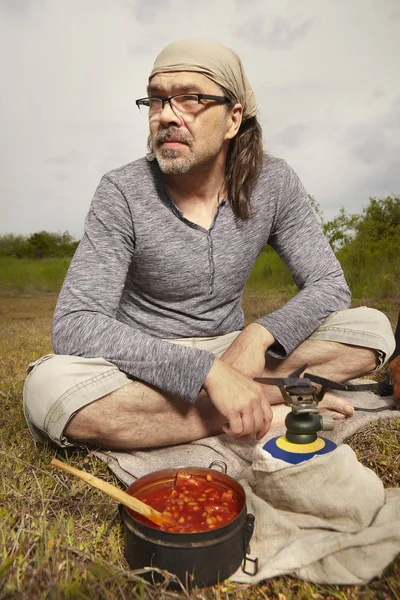 Mature Man Trip Summer Wilderness Preparing Food — Stock Photo, Image
