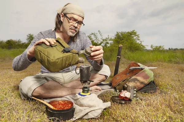 Ώριμη Άνθρωπος Στο Ταξίδι Στο Καλοκαίρι Ερημιά Προετοιμασία Τροφίμων — Φωτογραφία Αρχείου