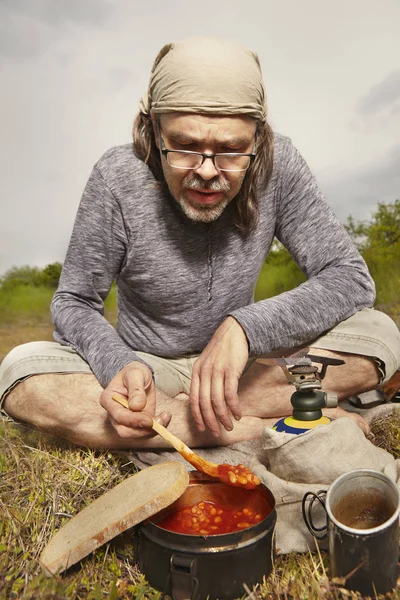 Yaz Vahşi Doğada Gezide Olgun Adam Yiyecek Hazırlanıyor — Stok fotoğraf