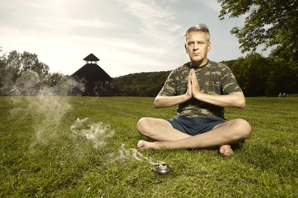 Older Man Practicing Meditation Rituals Summer City Park — Stock Photo, Image