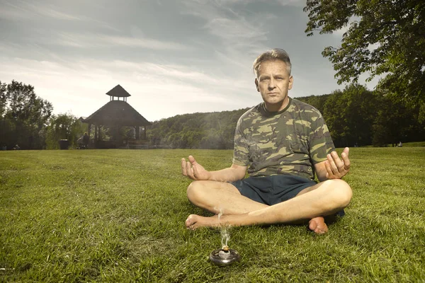 Äldre Man Öva Meditation Ritualer Sommar City Park — Stockfoto