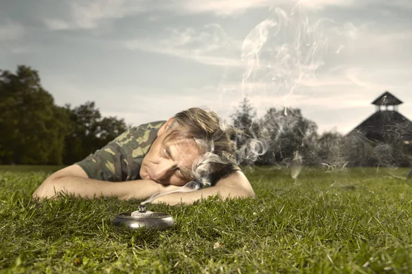 Starší Muž Praktikující Meditační Rituály Letním Městském Parku — Stock fotografie