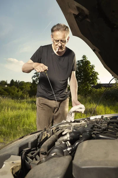 Hombre Envejecido Tratando Arreglar Motor Coche Roto Forma Solitaria — Foto de Stock