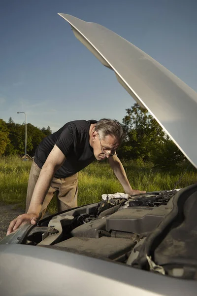 Aging Man Trying Fix Broken Car Engine Lonely Way — Stock Photo, Image