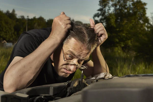 Γήρανση Απεγνωσμένος Άνθρωπος Προσπαθεί Διορθώσει Σπασμένο Κινητήρα Αυτοκινήτου Μοναχικό Τρόπο — Φωτογραφία Αρχείου