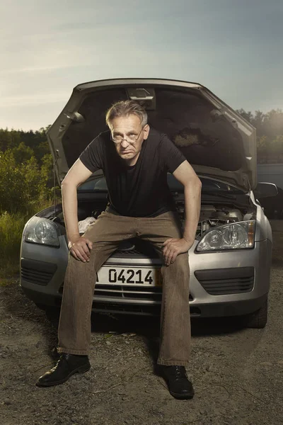 Verzweifelter Alternder Mann Versucht Kaputten Auto Motor Auf Einsamem Weg — Stockfoto