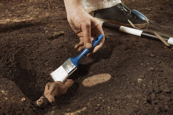 Archeolog Tropikalnej Lokalizacji Podczas Znajdowania Rzadkiej Posągu Kobiety Wotywne — Zdjęcie stockowe