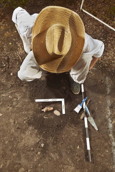 Arqueólogo Ubicación Tropical Durante Hallazgo Estatua Mujer Votiva Rara — Foto de Stock