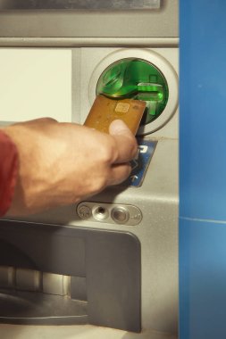 Atm makinesinden para çekerken takip edilen adam