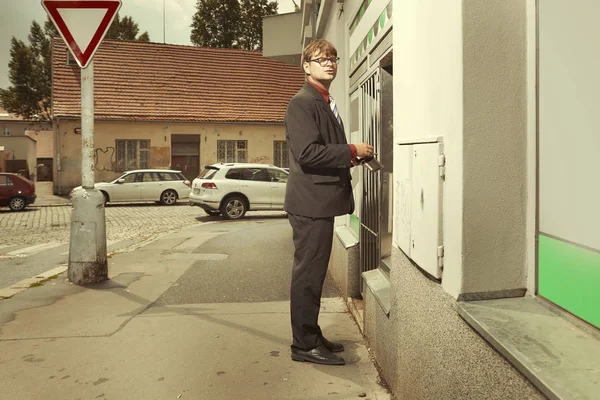 Człowiek Podkradał Podczas Wypłaty Gotówki Bankomatu — Zdjęcie stockowe