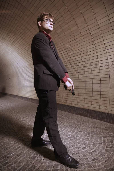 Homem Fato Sozinho Num Túnel Cidade Com Uma Pistola — Fotografia de Stock