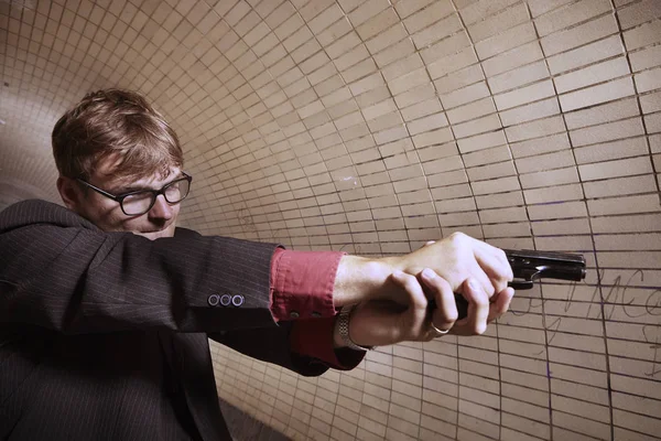 Homem Fato Sozinho Num Túnel Cidade Com Uma Pistola — Fotografia de Stock