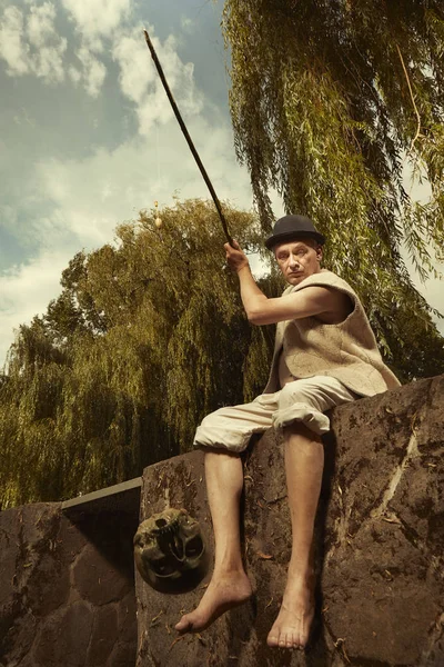 Άνθρωπος Καπέλο Που Ψαρεύει Και Βρήκε Ανθρώπινο Κρανίο Στο Ποτάμι — Φωτογραφία Αρχείου