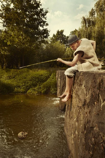 Man Bowler Hat Fishing Found Human Skull River — Stock Photo, Image