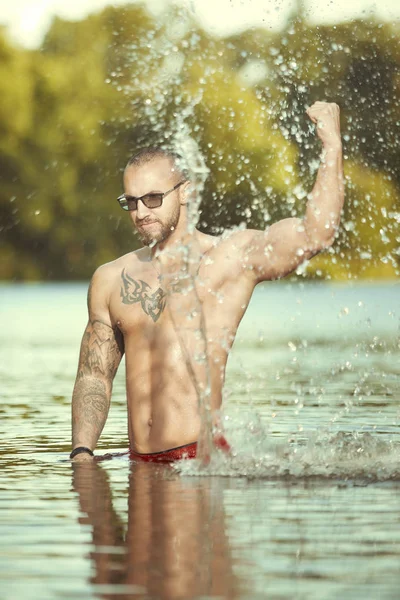 Tätowierter Mann Trainiert Sommer Wasser Des Stadtsees — Stockfoto