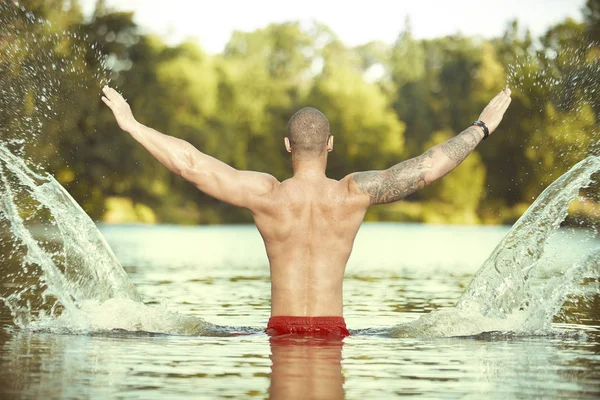 Tätowierter Mann Trainiert Sommer Wasser Des Stadtsees — Stockfoto