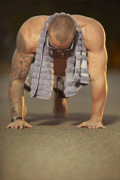 Мужчина Татуировкой Мышцы Упражняющийся Летнем Городском Пути — стоковое фото