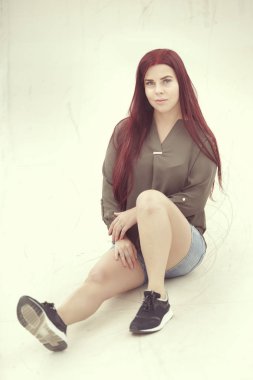 Studio moda fotoğrafları için poz kız