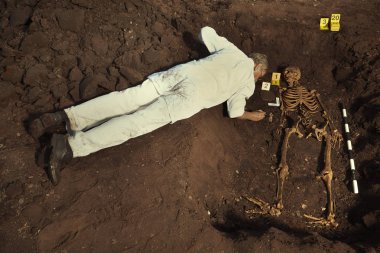 Arkeolog açık konumda antik mezar keşfetmek