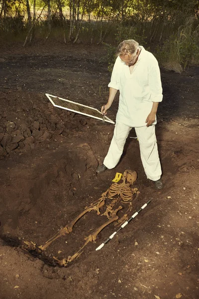 Arqueólogo Localização Livre Explorando Sepultura Antiga — Fotografia de Stock