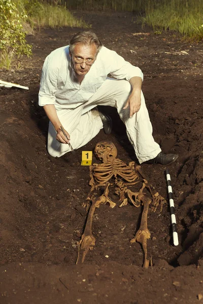 กโบราณคด ในสถานท กลางแจ ารวจหล มศพโบราณ — ภาพถ่ายสต็อก