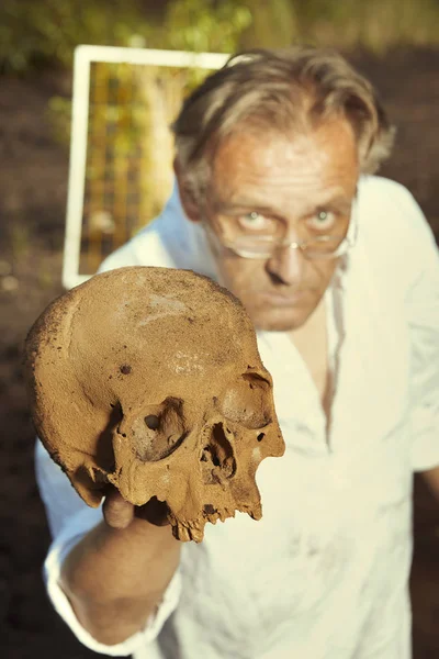 Arkeolog Açık Konumda Onun Bulduğu Gösteren — Stok fotoğraf