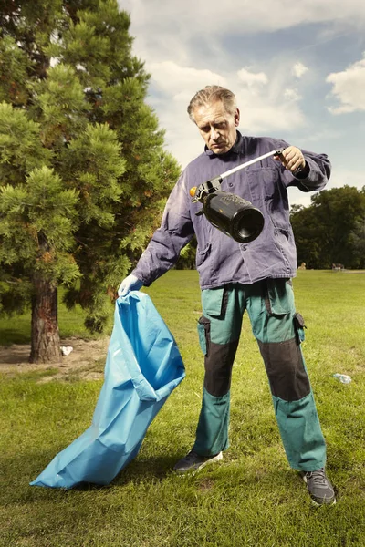 Homem Serviço Público Limpando Lixo Parque Cidade — Fotografia de Stock