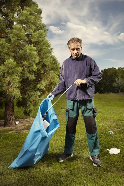 Homem Serviço Público Limpando Lixo Parque Cidade — Fotografia de Stock