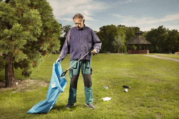 Man Public Service Städa Upp Papperskorgen Stadsparken — Stockfoto