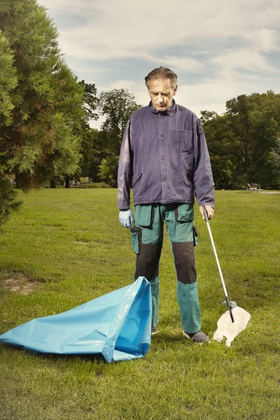 Hombre Servicio Público Limpiando Basura Parque Ciudad — Foto de Stock