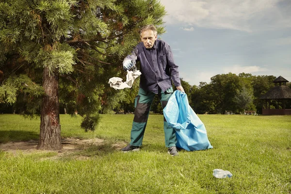 Hombre Servicio Público Limpiando Basura Parque Ciudad — Foto de Stock