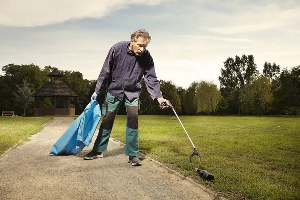 Homme Dans Service Public Nettoyage Des Ordures Dans Parc Ville — Photo