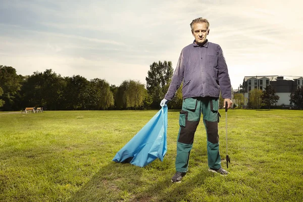 Man Public Service Städa Upp Papperskorgen Stadsparken — Stockfoto