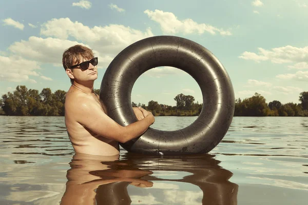 Grappige Man Zonnebril Zwemmen Lake Binnenband — Stockfoto