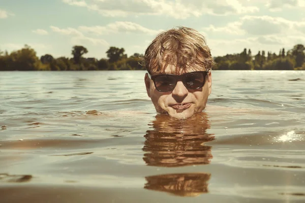 Grappige Man Zonnebril Zwemmen Lake Binnenband — Stockfoto