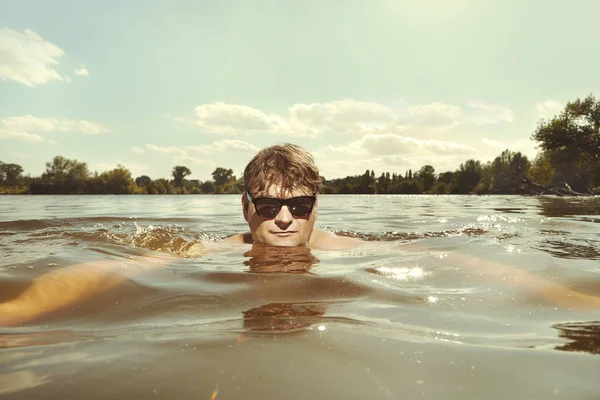 Αστείος Άνθρωπος Στα Γυαλιά Ηλίου Κολύμπι Στη Λίμνη Στο Εσωτερικό — Φωτογραφία Αρχείου