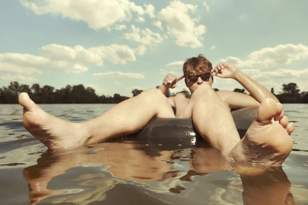 Grappige Man Zonnebril Zwemmen Lake Binnenband — Stockfoto