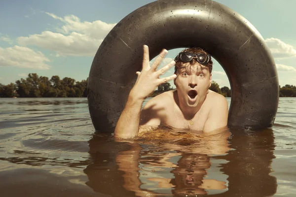 Grappige Man Zonnebril Zwemmen Lake Binnenband — Stockfoto