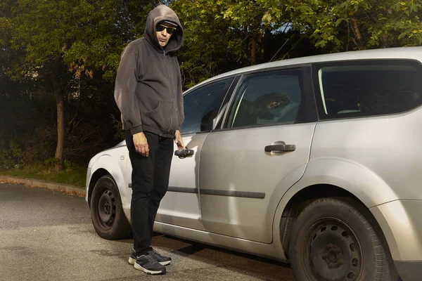 Viciado Homem Camisa Com Capuz Preto Roubando Carro — Fotografia de Stock