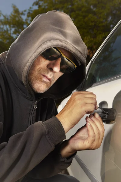 Viciado Homem Camisa Com Capuz Preto Roubando Carro — Fotografia de Stock