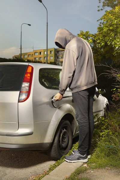 Süchtiger Mann Schwarzem Kapuzenshirt Stiehlt Auto — Stockfoto