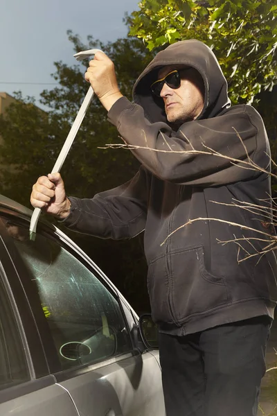 Süchtiger Mann Schwarzem Kapuzenshirt Stiehlt Auto — Stockfoto