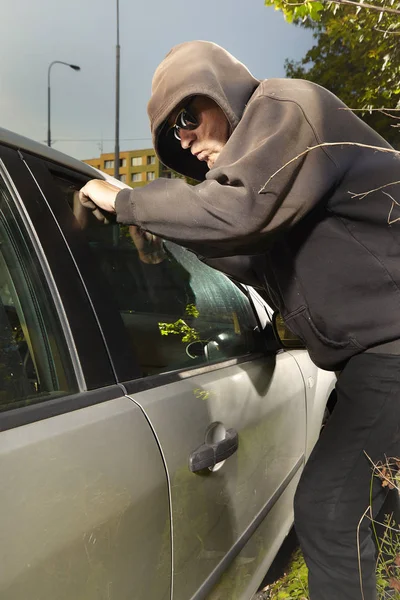 Siyah kapüşonlu gömlek bağımlısı adam giren ve araba çalmak