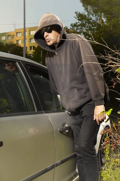 Süchtiger Mann Mit Schwarzem Kapuzenshirt Betritt Auto Und Stiehlt — Stockfoto