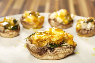 Yumurta ile pişirilen mantarlar eng sebze salatası